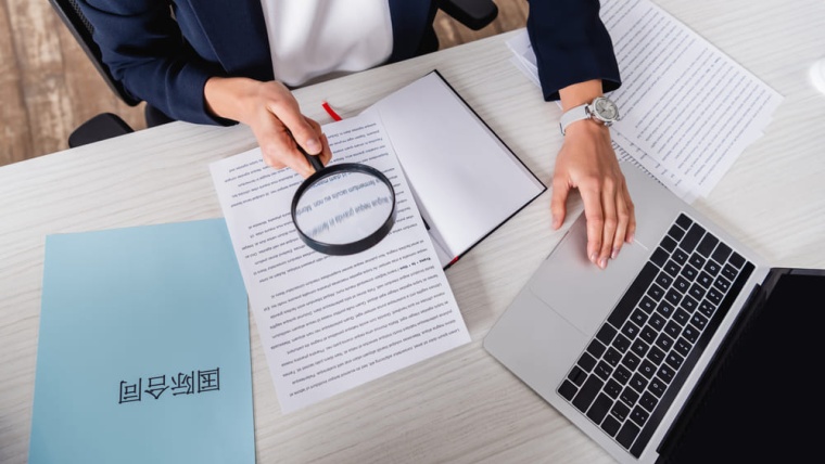 Tradução Especializada por Segmento: por que saúde, finanças, jurídico e tecnologia exigem muito mais do que tradução automática